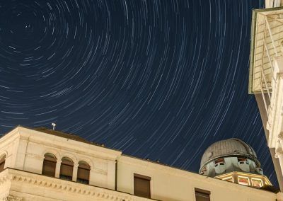 Langzeitaufnahme des Sternenhimmels und Kuppelturm der Urania Sternwarte Zürich