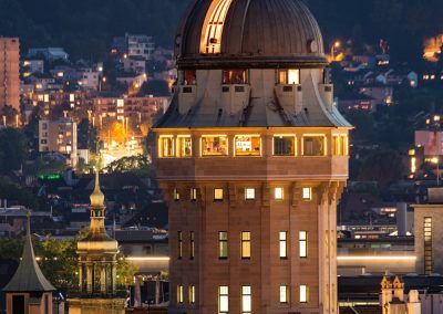 Urania Sternwarte Zürich Turm beleuchtet bei Nacht