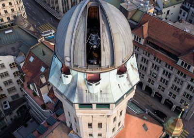 Urania Sternwarte Zürich geöffnete Kuppel aus der Vogelperspektive